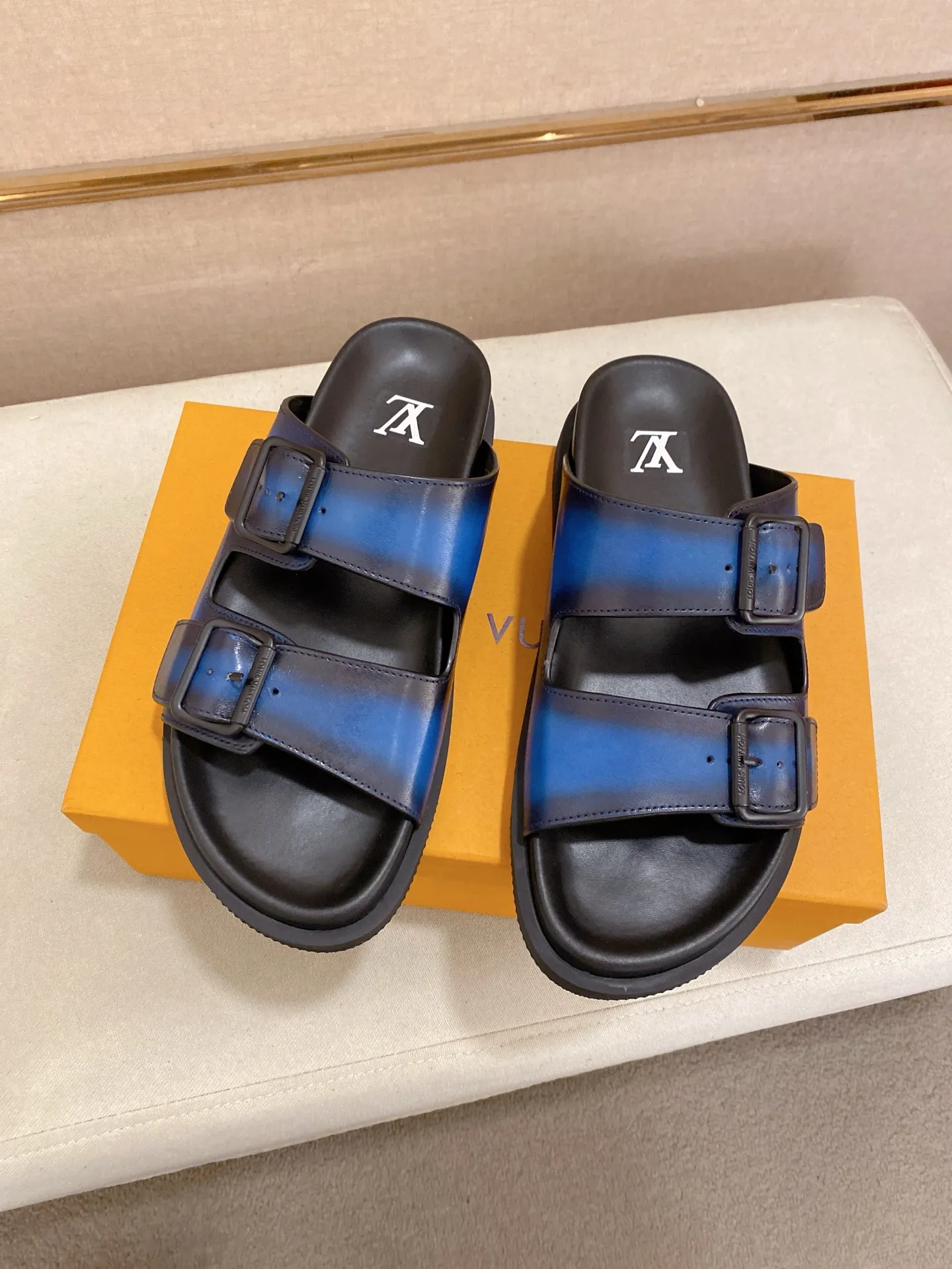 Factory price: 420💰Made by LV🔍Top purchasing agent. Men's spring and summer slippers are available at the same counter. The uppers are made of cowhide imported from Italy. High-quality craftsmanship, soles: original soles specially provided by the original factory, exclusive movable molded soles are super comfortable, original factory follow-up goods, 🔍🔍high quality, can be entered and exited the counter at will, welcome to compare, code number 38-44. Can be customized45